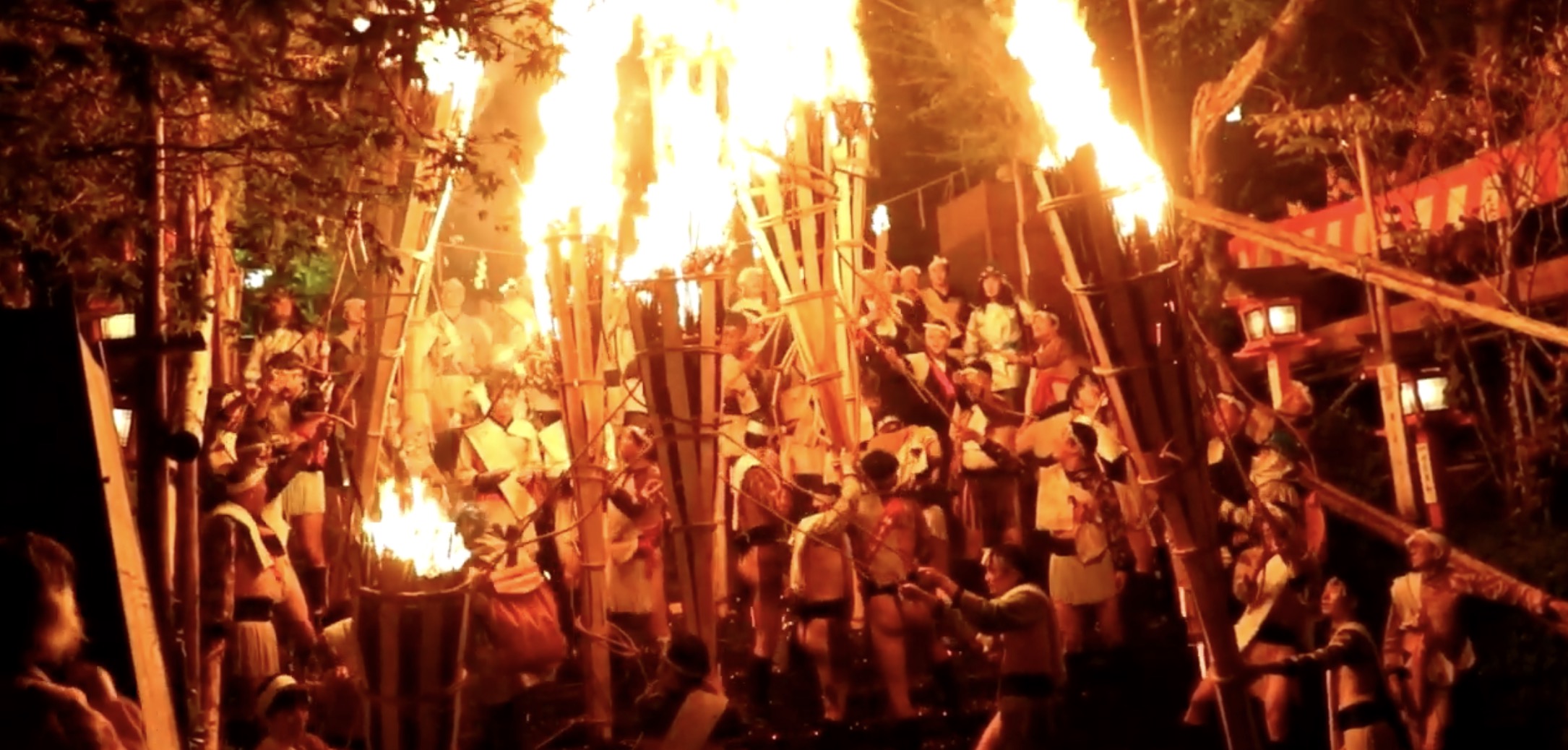 時代祭の裏で奇祭の炎が夜を焦がす！京都・鞍馬の火祭2026