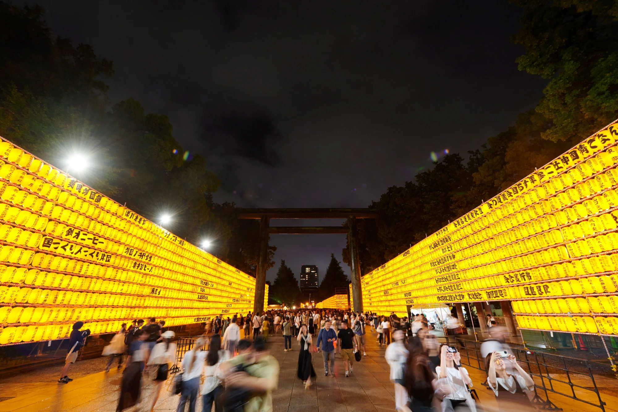 光と祈りの競演！靖国神社「みたままつり」2026徹底ガイド